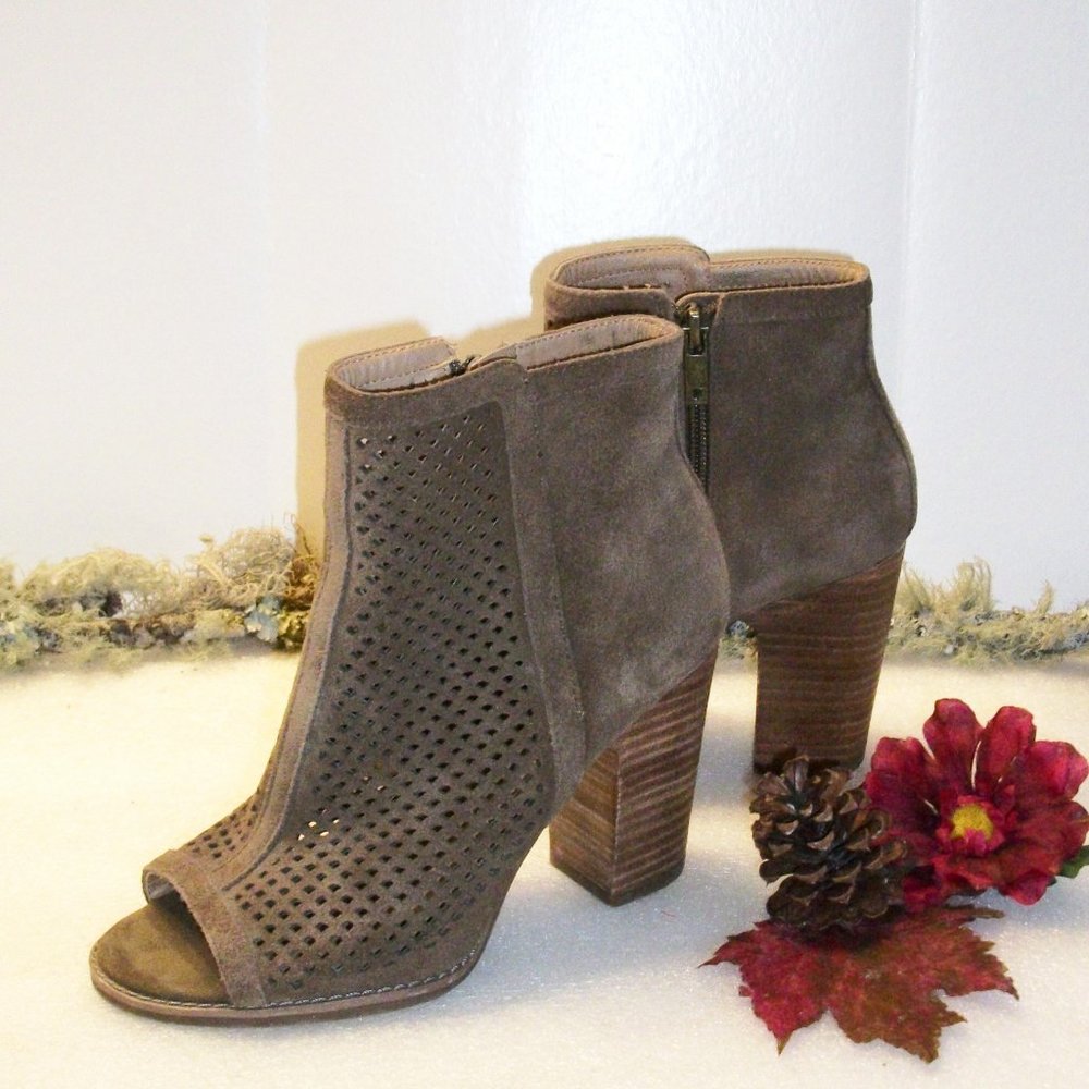 LUCKY BRAND 6M Lakyn Lasercut Open Toe Booties Taupe 3.5" Stacked Wood Heel